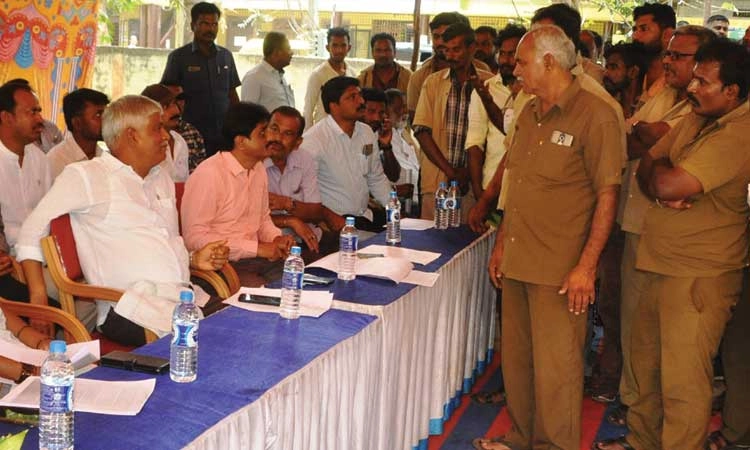 ಸಭೆಗೆ ಗೆ ಶಾಸಕರಿಗೂ ಗೈರಾಗಿದ್ದಕ್ಕೆ ಮಳಿಗೆಗೆ ಬೀಗ