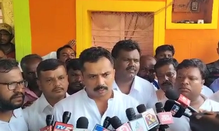ಜೋಡಿ ಕೊಲೆ: ಹತ್ಯೆಗೀಡಾದವರ ಮನೆಗಳಿಗೆ ಪರಿಷತ್ ಸದಸ್ಯ ಆರ್. ರಾಜೇಂದ್ರ ಭೇಟಿ