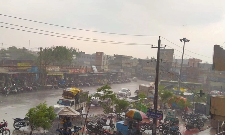 ಹುನಗುಂದ : ಗಾಳಿ ಸಹಿತ ಧಾರಾಕಾರ ಮಳೆಗೆ ತಂಪಾಯ್ತು ಇಳೆ