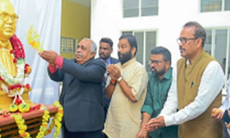 ವಿವಿ ವಿದ್ಯಾರ್ಥಿಗಳ ಭವಿಷ್ಯದ ಕೇಂದ್ರವಾಗಲಿ; ಪ್ರೊ.ಹೇಮಂತ್‌ಕುಮಾರ್‌