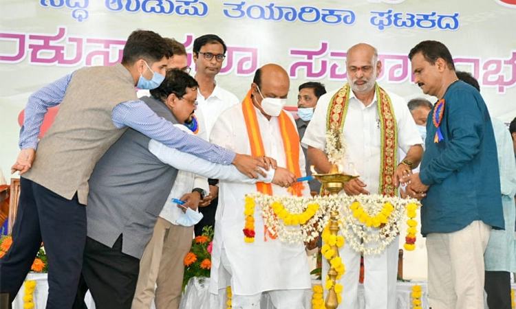 ಇದು ದುಡಿಮೆಯೆ ದೊಡ್ಡಪ್ಪ ಎನ್ನುವ ಕಾಲ: ಸ್ವ ಕ್ಷೇತ್ರದಲ್ಲಿ ಸಿಎಂ ಬೊಮ್ಮಾಯಿ