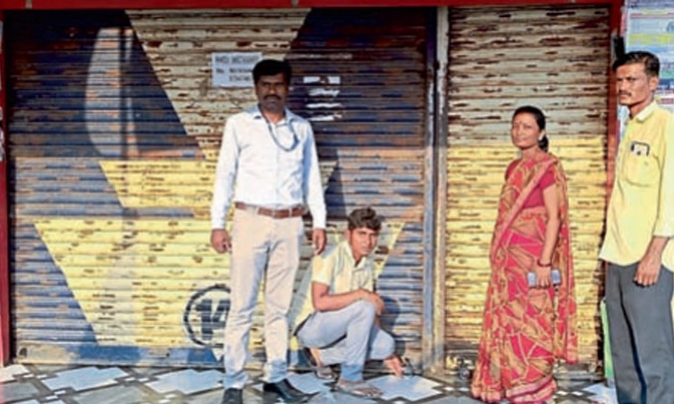 ಬಾಡಿಗೆ ಕಟ್ಟದ ಮಳಿಗೆಗಳಿಗೆ ಬೀಗ ಜಡಿದ ಅಧಿಕಾರಿಗಳು