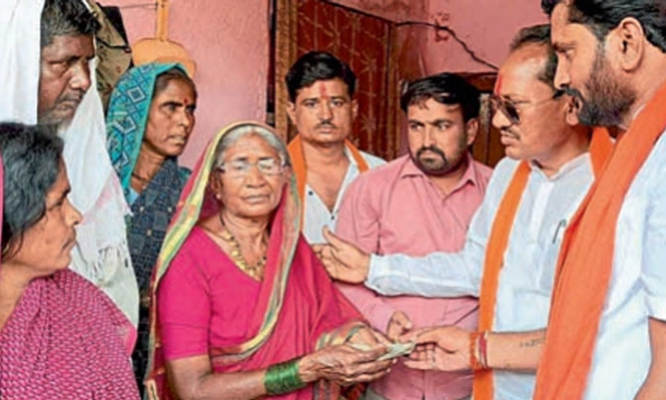 ಕಮಲನಗರದಲ್ಲಿ ಸಚಿವರ ಸಂಚಾರ: ಧನ ಸಹಾಯ