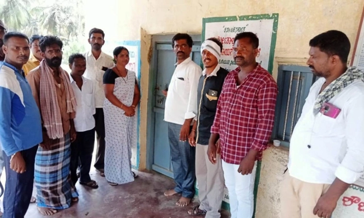 ಗ್ರಾಮ ಪಂಚಾಯತ್ ಗೆ ಬೀಗ ಜಡಿದು ಗ್ರಾ.ಪಂ.ಸದಸ್ಯರಿಂದಲೇ ಪ್ರತಿಭಟನೆ
