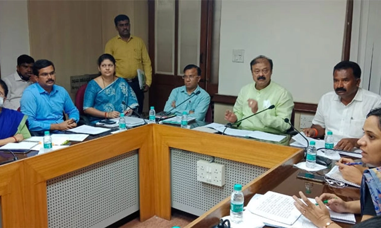ರೇಷ್ಮೆಗೆ ಫೆಬ್ರಿನ್ ರೋಗ: ಅಧಿಕಾರಿಗಳಿಗೆ ಕಠಿಣ ಕ್ರಮದ ಎಚ್ಚರಿಕೆ ನೀಡಿದ ಡಾ.ನಾರಾಯಣಗೌಡ
