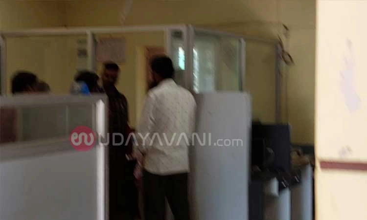 ಹನೂರು: ಲಂಚಕ್ಕೆ ಬೇಡಿಕೆಯಿಟ್ಟ ಗ್ರಾಮಲೆಕ್ಕಿಗ ಎಸಿಬಿ ಬಲೆಗೆ