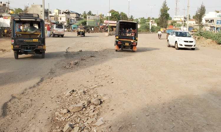 ರಸ್ತೆಯಲ್ಲಿ ತಗ್ಗು-ದಿನ್ನೆ; ಸಂಚಾರ ಸಂಚಕಾರ