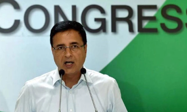 ಇಂಧನ ಬೆಲೆ ಕಡಿಮೆ ವಿಚಾರ: ಪ್ರಧಾನಿಗೆ 5 ಪ್ರಶ್ನೆ ಕೇಳಿದ ಸುರ್ಜೇವಾಲಾ