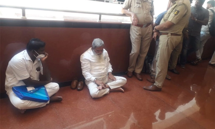 ನಕಲಿ ‘ಬೇಡ ಜಂಗಮ ಸರ್ಟಿಫಿಕೇಟ್’ ವಿಚಾರ ತಾರಕಕ್ಕೇ: ಸಭೆಗೆ ನುಗ್ಗಲು ಯತ್ನ