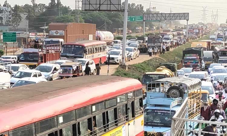 ವಿವಿಧ ಗ್ರಾಮಗಳ ಊರ ಜಾತ್ರೆ: 4 ಗಂಟೆ 15 ಕಿ.ಮೀ. ಟ್ರಾಫಿಕ್‌