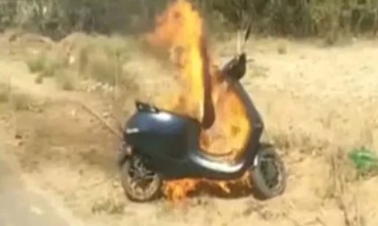 ಕಿರಿಕಿರಿಯಾಗಿ ಎಲೆಕ್ಟ್ರಿಕ್ ಸ್ಕೂಟರ್ ಗೆ ಪೆಟ್ರೋಲ್ ಸುರಿದು ಬೆಂಕಿ ಹಚ್ಚಿದ ಭೂಪ