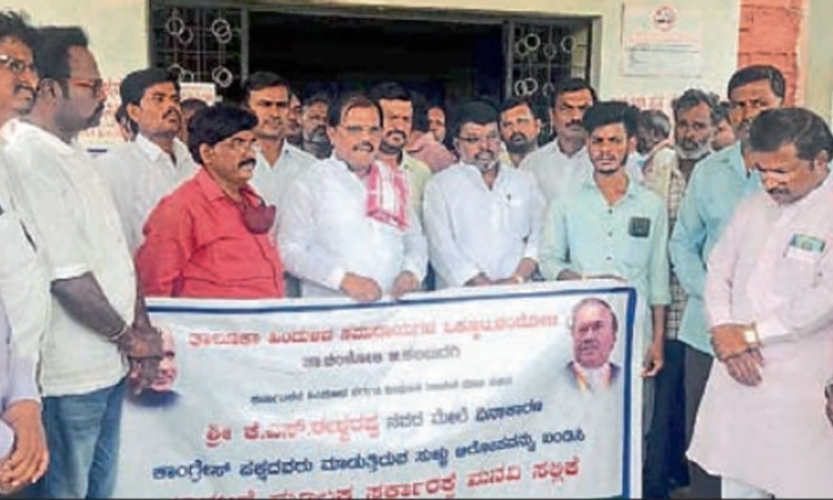 ಈಶ್ವರಪ್ಪ ವಿರುದ್ದ ಆರೋಪ ಖಂಡಿಸಿ ಪ್ರತಿಭಟನೆ