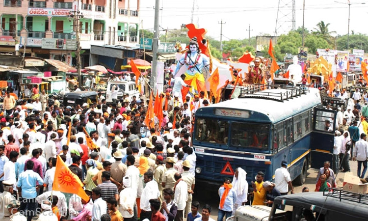 ನಿರಗುಡಿ ಮುತ್ಯಾ ನೇತೃತ್ವದಲ್ಲಿ ಶೋಭಾಯಾತ್ರೆ