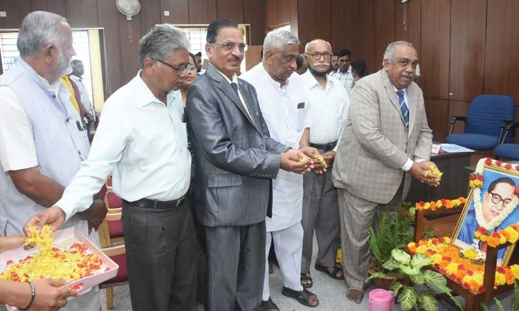 ಸಂವಿಧಾನ ಇಲ್ಲದ ದೇಶ ನಾವಿಕನಿಲ್ಲದ ಹಡಗಿನಂತೆ
