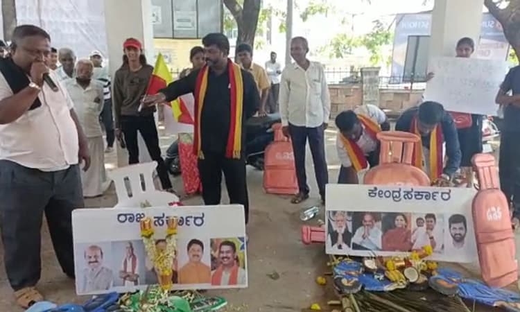 ನಾಯಕರ ಶವಯಾತ್ರೆ ಮಾಡುವ ಮೂಲಕ ಸರ್ಕಾರದ ವಿರುದ್ಧ ಪ್ರತಿಭಟನೆ