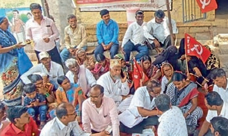 ಗ್ರಾಪಂ ಸಿಬ್ಬಂದಿ ಅಮಾನತು: ಪ್ರತಿಭಟನೆ