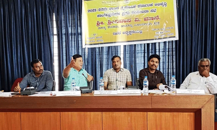 ಸಭೆಗೆ ಗೈರಾದ ಅಧಿಕಾರಿಗೆ ನೋಟಿಸ್‌ ನೀಡಿ