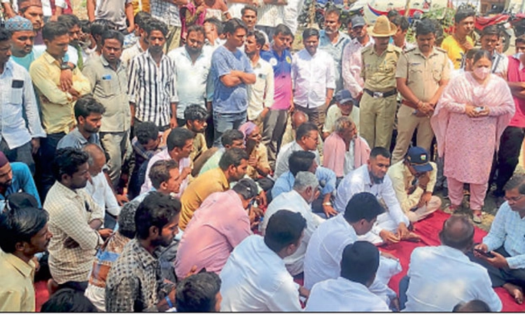 ಲೈನ್‌ಮನ್‌ ಶವವಿಟ್ಟು ಜೆಸ್ಕಾಂ ಎದುರು ಪ್ರತಿಭಟನೆ