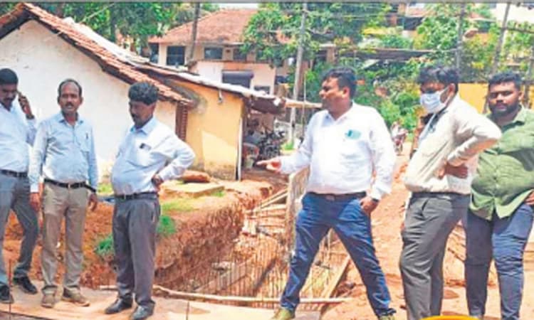 ಚರಂಡಿಯ ಮಧ್ಯದಲ್ಲಿಯೇ ಪೈಪ್‌ಲೈನ್‌