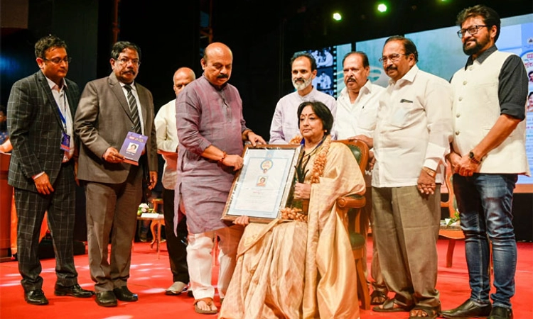 ನಟಿ ಲಕ್ಷ್ಮೀ ಅವರಿಗೆ ಜೀವಮಾನ ಸಾಧನೆಗೆ ಡಾ. ರಾಜ್ ಕುಮಾರ್ ಪ್ರಶಸ್ತಿ ಪ್ರದಾನ