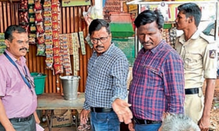 ಅಂಗಡಿಗಳ ಮೇಲೆ ದಾಳಿ; ದಂಡ ವಸೂಲಿ