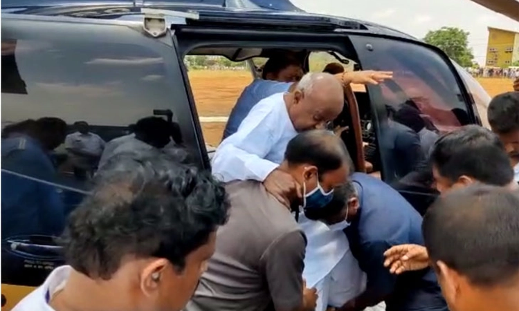 ಮಾಜಿ ಪಿಎಂ ದೇವೇಗೌಡರ ಹೆಲಿಕ್ಯಾಪ್ಟರ್ ಆಗಮನದ ವೇಳೆ ಡ್ರೋನ್ ಹಾರಾಟ