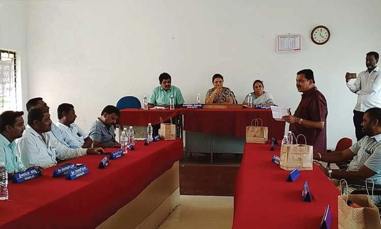 ಕುಡಿಯುವ ನೀರು ಕೇಳಿದ್ರೆ ಮೊಬೈಲ್‌ ಸ್ವಿಚ್‌ಆಫ್ ಮಾಡ್ತಾರೆ  