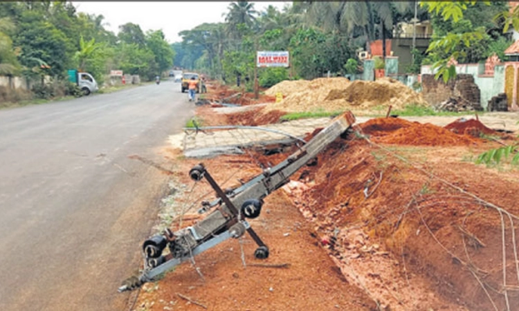 ಕುಂಜೂರು: ರಸ್ತೆಗೆ ಉರುಳಿ ಬಿದ್ದ ವಿದ್ಯುತ್‌ ಕಂಬಗಳು; ತಪ್ಪಿದ ಭಾರೀ ದುರಂತ