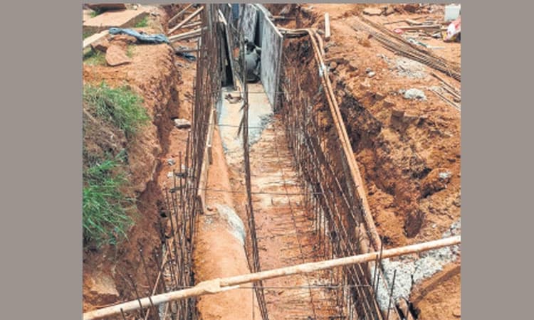 ನೀರಿನ ಪೈಪ್‌ಲೈನ್‌ ಮಧ್ಯದಲ್ಲಿಯೇ ಬಿಟ್ಟು ಚರಂಡಿ ಕಾಮಗಾರಿ!