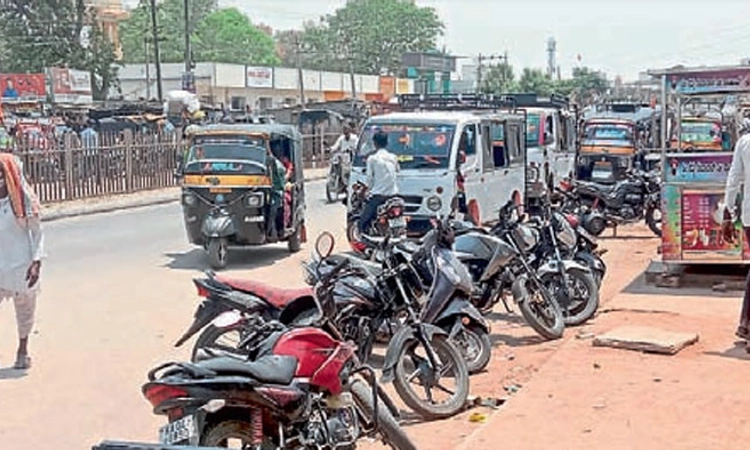 ಹೆದ್ದಾರಿಯಲ್ಲಿ ಅಡ್ಡಾದಿಡ್ಡಿ ವಾಹನ ನಿಲುಗಡೆ