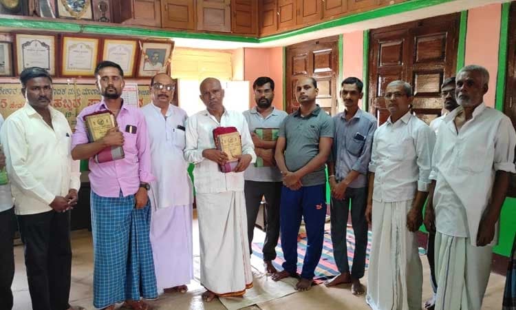 ದೋಟಿಹಾಳ: ಆಡಳಿತ ಮಂಡಳಿ ಹಾಗೂ ಸಿಬ್ಬಂದಿ ಮಧ್ಯೆದ ವಿವಾದದಿಂದಾಗಿ ಬೀದಿ ಬಿದ್ದ ನೇಕಾರರು