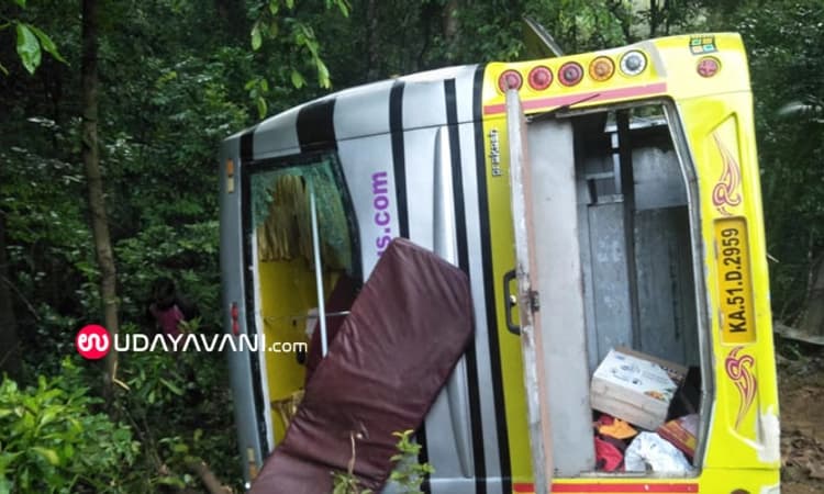 ಚಾಲಕನ ನಿಯಂತ್ರಣ ತಪ್ಪಿ ಪಲ್ಟಿಯಾದ ಖಾಸಗಿ ಬಸ್; 31 ಜನರಿಗೆ ಗಾಯ