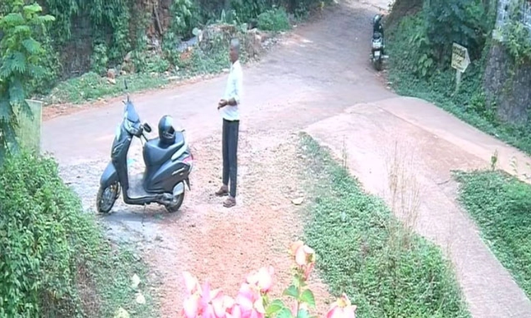 ವಿಟ್ಲ: ಹಾಡಹಗಲೇ ಅಡಿಕೆ ಕಳ್ಳತನ: ಸಿ.ಸಿ ಕ್ಯಾಮರಾದಲ್ಲಿ ಸೆರೆ