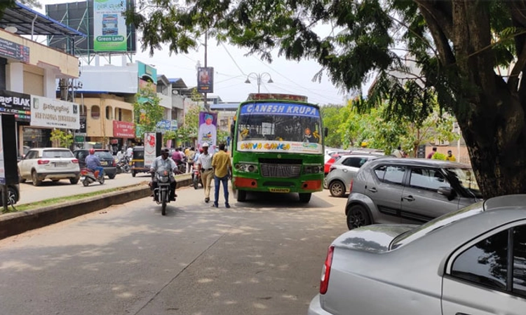 ಶಿವಮೊಗ್ಗ: ನಡುರಸ್ತೆಯಲ್ಲಿ ಕೆಟ್ಟುನಿಂತ ಬಸ್; ಸಂಚಾರ ವ್ಯತ್ಯಯ