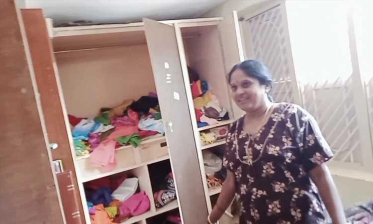 ಮನೆ ಬಾಗಿಲು ಮುರಿದು ಚಿನ್ನ , ನಗದು ಕಳವು