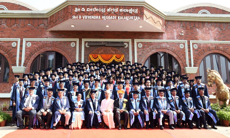 ಉನ್ನತ ಗುರಿಯೊಂದಿಗೆ ನಿಸ್ವಾರ್ಥ ಸೇವೆ ಸಲ್ಲಿಸಿ
