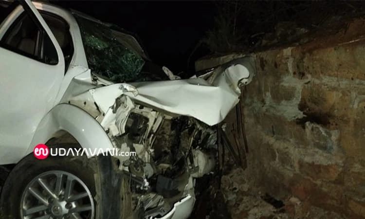 ಚಿಕ್ಕಬಳ್ಳಾಪುರ: ರೈಲ್ವೆ ಕೆಳಸೇತುವೆಗೆ ಕಾರು ಢಿಕ್ಕಿ; ಮೂರು ಮಂದಿ ಸಾವು, ಇಬ್ಬರಿಗೆ ಗಾಯ