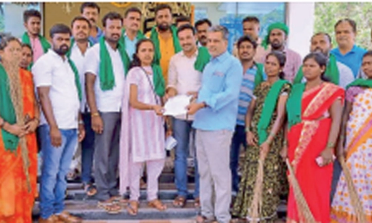 ಬೆಸ್ಕಾಂ ಕಚೇರಿಗೆ ಪೊರಕೆ ಸಮೇತ ರೈತ ಸಂಘ ಮುತ್ತಿಗೆ