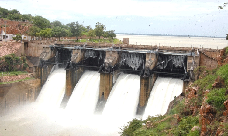 ಸವದತ್ತಿ ಪಟ್ಟಣಕ್ಕೆ ನಿರಂತರ ನೀರಿನ ಬರ-ಜನರ ಪರದಾಟ
