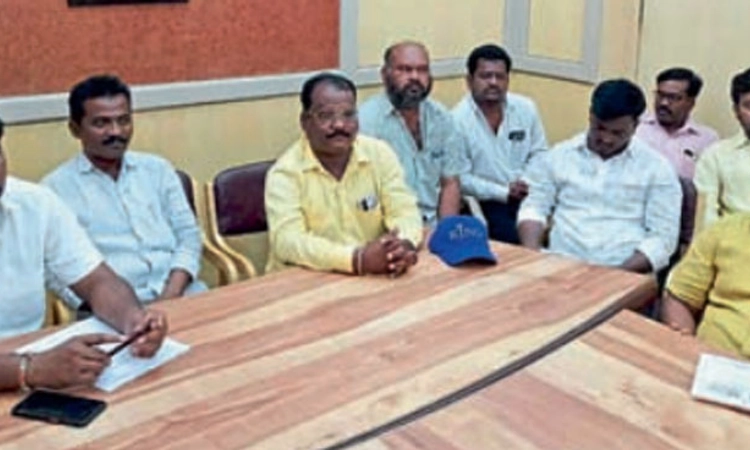 ದಿಗ್ಗಾಂವ ಜಗಳಕ್ಕೆ ರಾಜಕೀಯ ಬಣ್ಣ ಬೇಡ