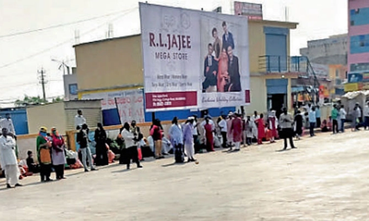 ಫ್ಲಾಟ್‌ಫಾರಂನಲ್ಲಿ ನಿಲ್ಲದ ಬಸ್‌-ಜನ ಹೈರಾಣ