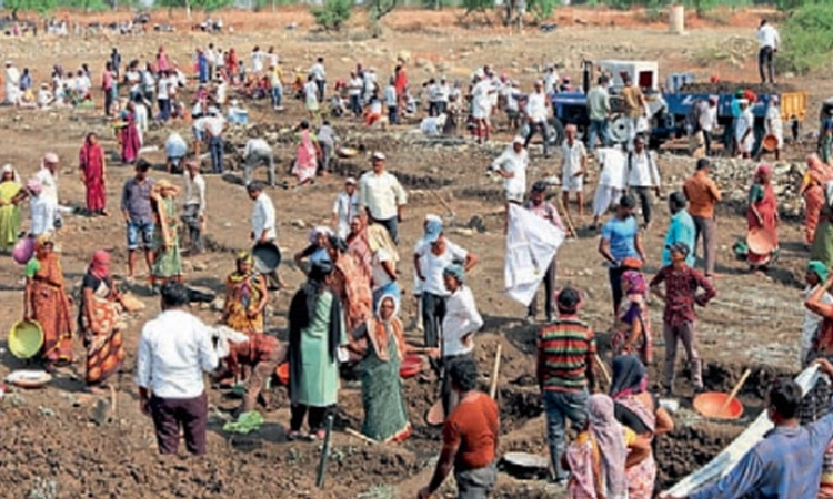 ಬಿಸಿಲಲ್ಲಿ ಬಸವಳಿದ ಉದ್ಯೋಗ ಖಾತ್ರಿ ಕೂಲಿ ಕಾರ್ಮಿಕರು