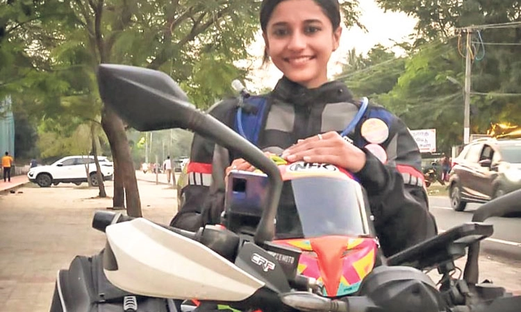 ಏಕಾಂಗಿಯಾಗಿ ಬೈಕ್‌ನಲ್ಲಿ ಭಾರತ ಪರ್ಯಟನೆ; 8,040 ಕಿ.ಮೀ. ಪ್ರಯಾಣಿಸಿದ ಅಮೃತಾ ಜೋಶಿ