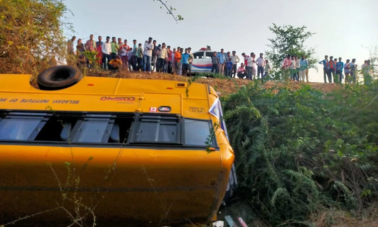 ಬೆಳಗಾವಿ ವೈದ್ಯಕೀಯ ವಿದ್ಯಾರ್ಥಿಗಳ ವಾಹನ ಪಲ್ಟಿ : ಹಲವರಿಗೆ ಗಾಯ