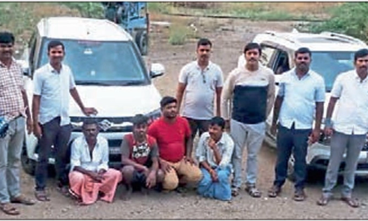 ಇಸ್ಪೀಟ್‌ ಅಡ್ಡೆ ಮೇಲೆ ದಾಳಿ; 4.25 ಲಕ್ಷ ರೂ. ನಗದು ವಶ