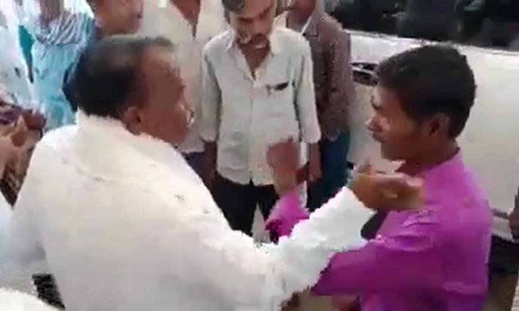 ಊರಿನ ಸಮಸ್ಯೆ ಹೇಳಲು ಬಂದ ಯುವಕನಿಗೆ ಶಾಸಕರಿಂದ ಕಪಾಳಮೋಕ್ಷ : ಶಾಸಕರ ನಡೆಗೆ ಭಾರೀ ಆಕ್ರೋಶ
