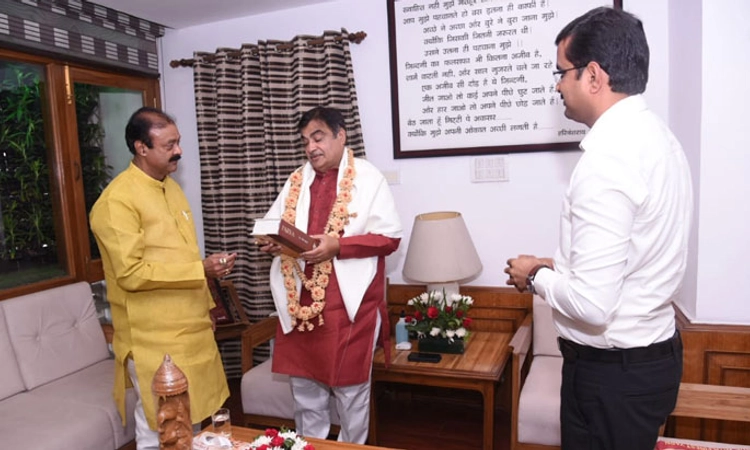 ಶ್ರೀರಂಗಪಟ್ಟಣ-ಚನ್ನರಾಯಪಟ್ಟಣ ಹೆದ್ದಾರಿ ಅಭಿವೃದ್ಧಿ: ಗಡ್ಕರಿ ಭೇಟಿಯಾದ ಡಾ.ನಾರಾಯಣಗೌಡ