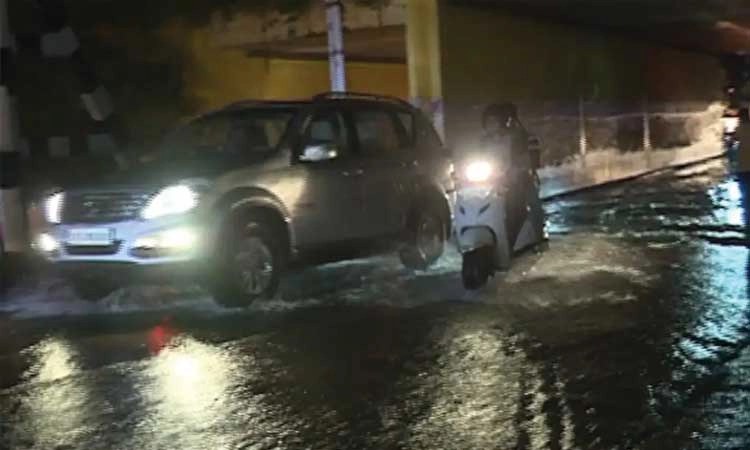 ಬೆಂಗಳೂರು: ಮಳೆಯಿಂದ ಬೈಕ್ ಸ್ಕಿಡ್ ಆಗಿ ಕೆಳಕ್ಕೆ ಬಿದ್ದವನ ಮೇಲೆ ಹರಿದ ಟಿಪ್ಪರ್: ಸವಾರ ಸಾವು