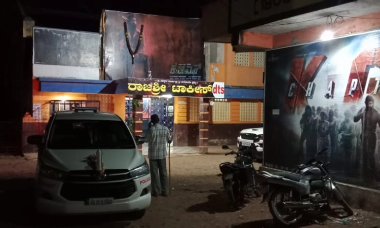 ಕೆಜಿಎಫ್ 2 ಚಿತ್ರ ಪ್ರದರ್ಶನದ ವೇಳೆ ಗುಂಡಿನ ದಾಳಿ : ವ್ಯಕ್ತಿ ಗಂಭೀರ, ಪೊಲೀಸರಿಂದ ಪರಿಶೀಲನೆ