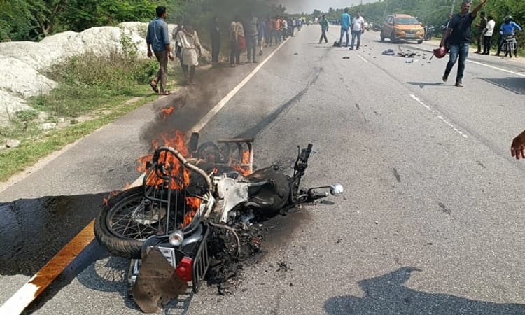 ಭೀಕರ ರಸ್ತೆ ಅಪಘಾತ : ಬೈಕ್ ಸವಾರ ಸ್ಥಳದಲ್ಲೇ ಸಾವು, ಅಪಘಾತದ ರಭಸಕ್ಕೆ ಸುಟ್ಟು ಕರಕಲಾದ ಬೈಕ್